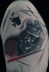 大臂逼真的黑桃扑克牌和国王纹身图案