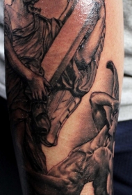 手臂宗教主题黑色十字架天使纹身图案