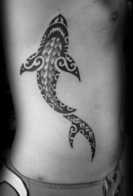 侧肋波利尼西亚风格鲨鱼黑色纹身图案