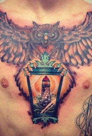 胸部巨大的飞行猫头鹰与灯塔纹身图案