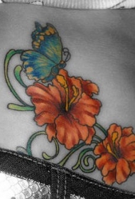 腹部蝴蝶和橙色花朵纹身图案