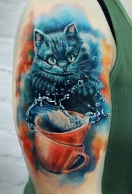 大臂插画风格彩色杯子柴郡猫纹身图案