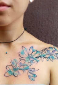 肩部奇妙的蓝色和紫色水彩花朵纹身图案