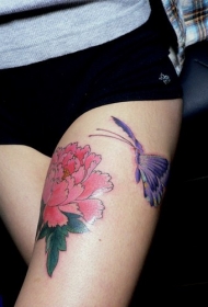 紫色蝴蝶和粉红朵大腿纹身图案