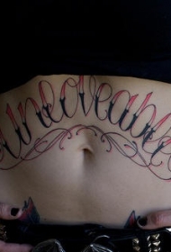 腹部红色和黑色花体字母纹身图案