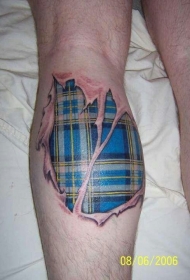 小腿写实蓝色苏格兰花纹撕皮纹身图案