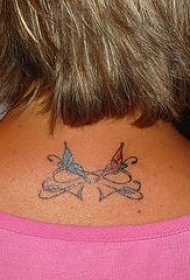 女士颈部蝴蝶结纹身图案
