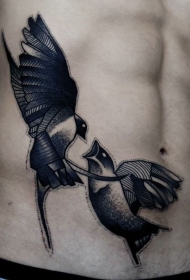 侧肋战斗的鸟黑色纹身图案