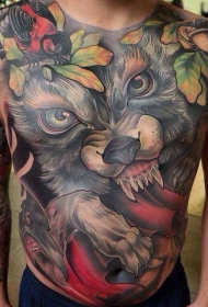胸部和腹部彩绘恶狼头像和小鸟纹身图案