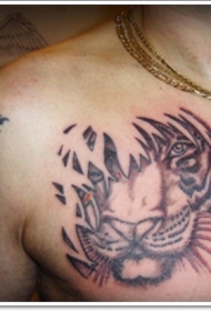 胸部简单设计的彩色老虎肖像纹身图案