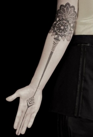 神秘的黑白几何梵花手臂纹身图案