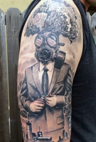 手臂黑色西装男性与防毒面具和建筑纹身图案