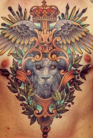 new school胸部彩色狮子皇冠和翅膀纹身图案