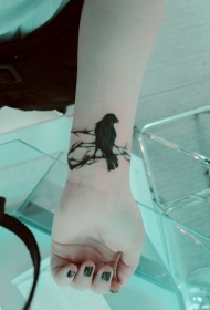 手腕黑色乌鸦坐在枝头纹身图案