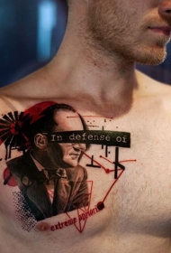 胸部男性肖像与字母纹身图案
