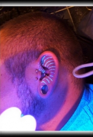 耳朵内线条荧光纹身图案
