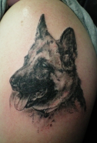 趣味的黑色德国牧羊犬纹身图案