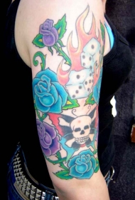 手臂蓝色和紫色的玫瑰与骷髅和骰子纹身图案
