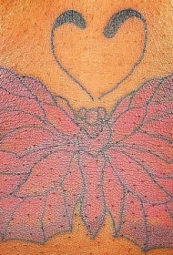 紫色蝴蝶和心形纹身图案