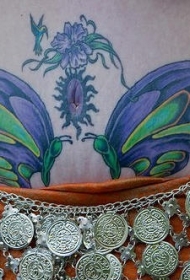 腹部美丽的蓝色和绿色花朵与蝴蝶纹身图案