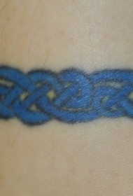 蓝色的凯尔特结臂环纹身图案