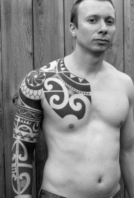 手臂和胸部神秘的黑白波利尼西亚图腾纹身图案
