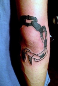 手臂个性黑色的链条纹身图案