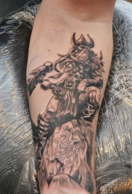 手臂old school黑灰维京战士和大锤纹身图案