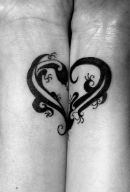 情侣手腕可爱的心形黑色卷曲蜥蜴纹身图案