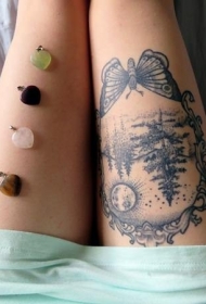 大腿精美的黑色点刺森林与蝴蝶纹身图案