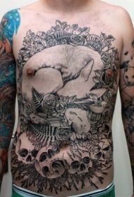 腹部黑白睡觉狐狸花朵和骷髅纹身图案