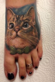 脚背逼真的猫和蝴蝶结纹身图案