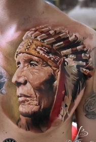 胸部彩色印度男子肖像与头盔纹身图案