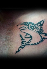 胸部经典的波利尼西亚风格鲨鱼纹身图案