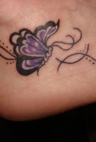 紫色小蝴蝶脚后跟纹身图案