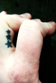 手指三颗黑色的星星纹身图案