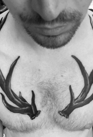 胸部经典的鹿角纹身图案