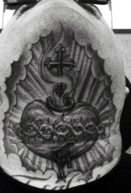 颈部宗教主题黑色心脏和十字架纹身图案