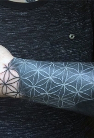 手臂简单黑色花卉装饰纹身图案
