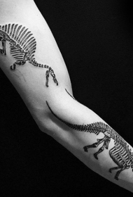 手臂经典的黑色各种恐龙骨骼纹身图案