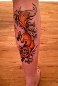 小臂卡通般的彩色小狐狸花朵纹身图案
