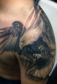 肩部写实逼真的飞行鹰纹身图案