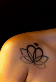 肩部心形组合的莲花纹身图案