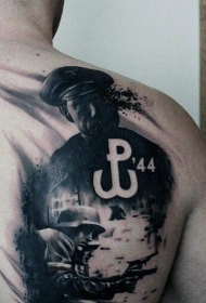 背部写实的世界大战士兵黑白纹身图案