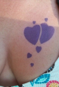 胸部紫色的心形纹身图案