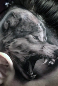 腿部写实风格黑白狼头纹身图案