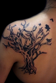 背部黑色枯树与小鸟纹身图案