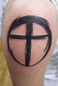简约圆形黑色十字架纹身图案