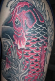 红色和黑色的锦鲤鱼大臂纹身图案