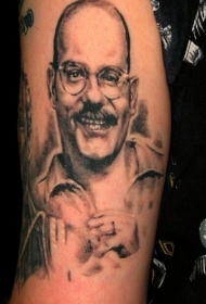 微笑的男性肖像写实纹身图案